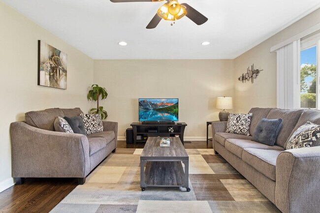 Building Photo - 9471 Sumac Rd