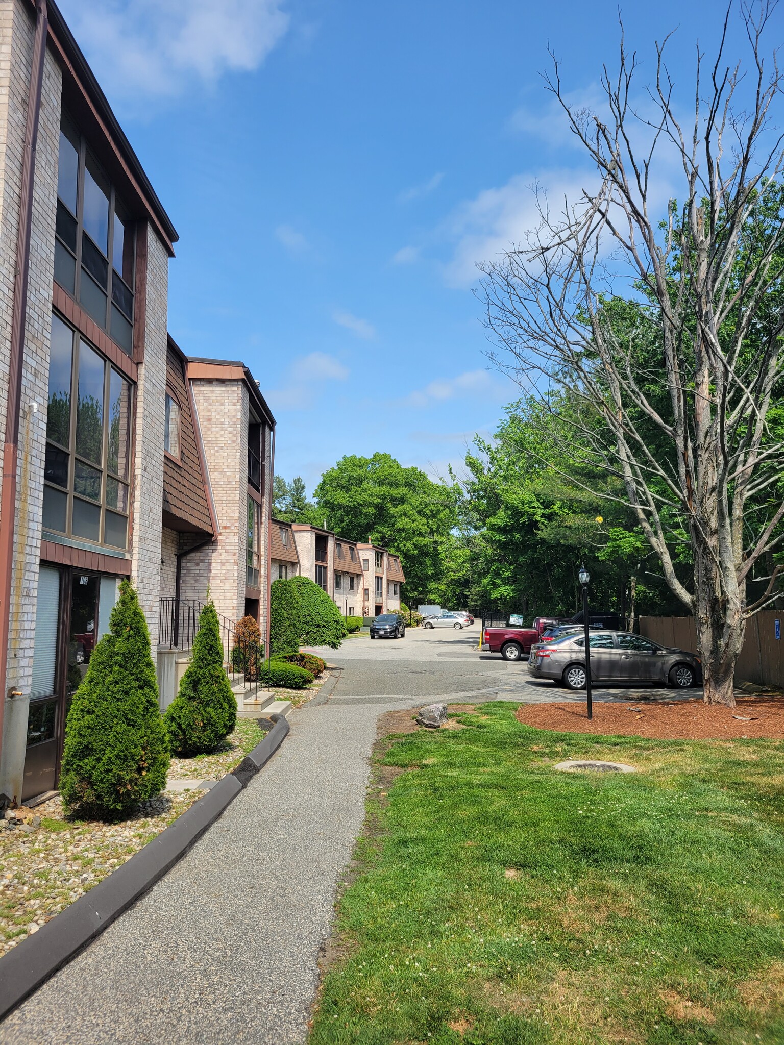 Building Photo - 1 Greenbriar Dr