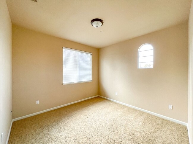 Building Photo - Gorgeous Natomas Condo