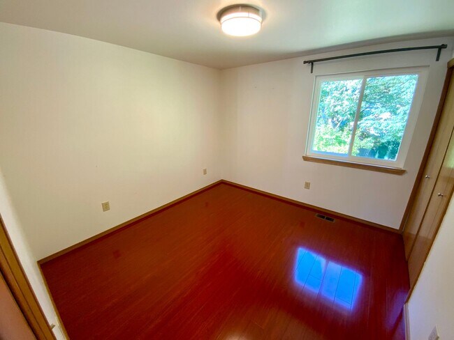 Building Photo - Stunning 4 Bedroom/2.5 bath- Move-In Ready Home with Private Backyard