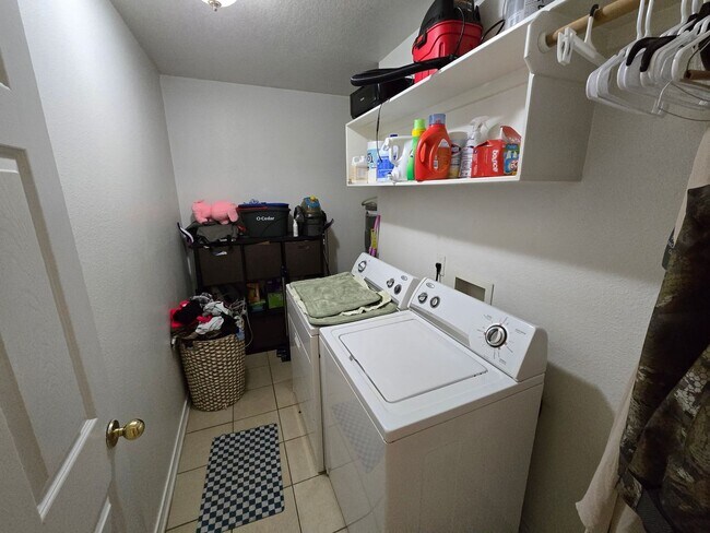 Building Photo - Bryan - 3 bedroom / 2 bath duplex with fenced in yard.