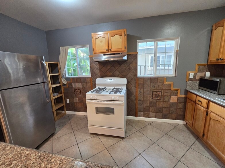 Building Photo - 4427 S Centinela Ave