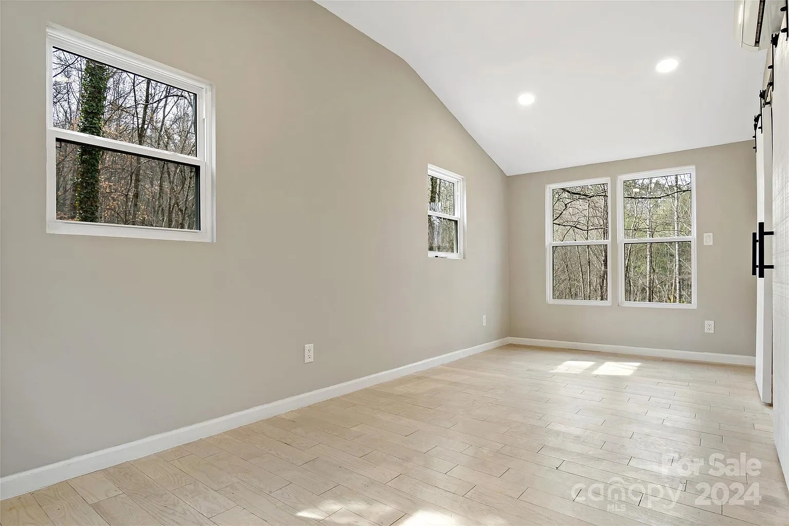Spacious living area with vaulted ceilings. - 228 Barrett Rd