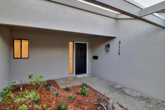 Building Photo - Fall Rental Available 9/4 – Stylish, Upgraded Duplex Near Covell Park