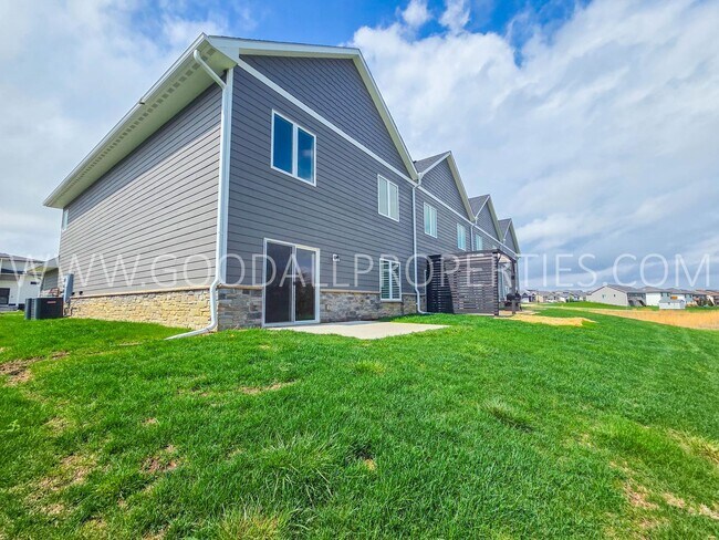 Building Photo - 4 Bedroom 2.5 Bath Townhome in Adel with attached 2-car garage.