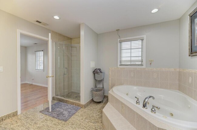 Building Photo - 4544 N Oriole Ave