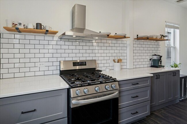 Building Photo - 3024 N Sawyer Ave