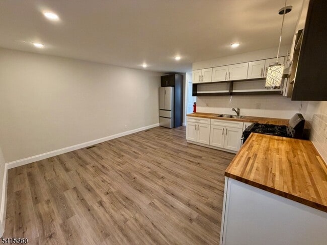 Building Photo - 114 Maple Ave