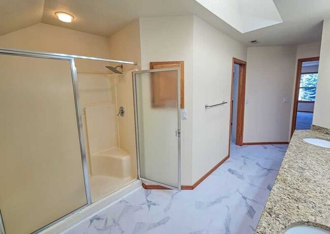 Building Photo - Spaceous newly remodeled 5 bedroom 3 bath ...