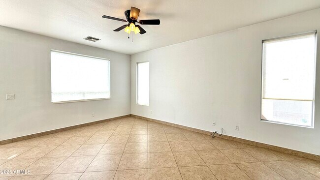 Building Photo - 1103 E Grove St