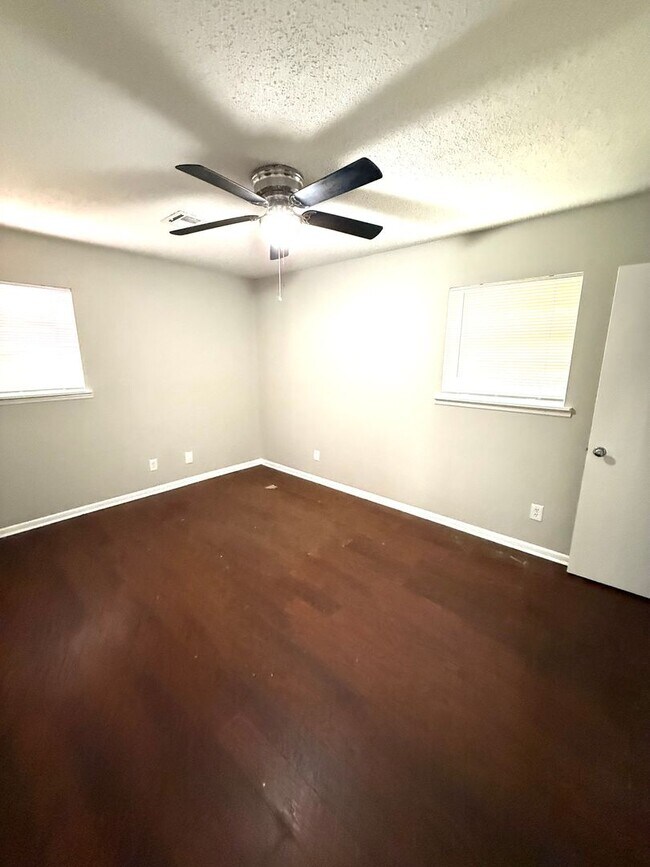 Building Photo - ** 4 Bed 1.5 Bath located by lagoon park ** Call 334-366-9198 for a self tour
