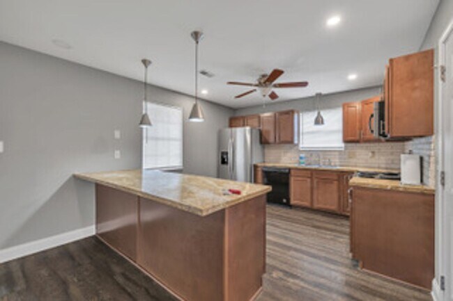 Building Photo - Knoxville 37912 - 3 bedroom 2 bath - call Kathy Leveille 865-556-0370