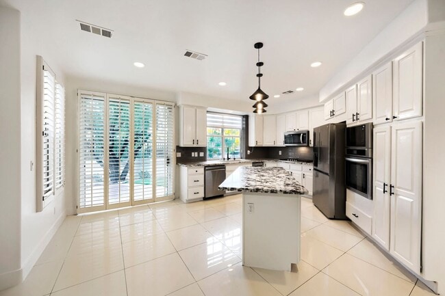 Building Photo - 5 Bedroom Luxury Home In Peccole Ranch!
