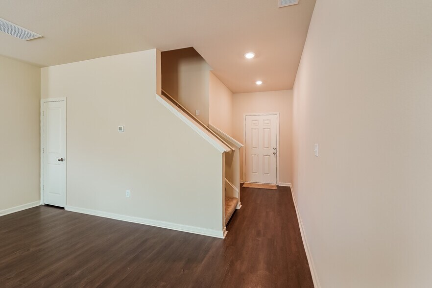 Building Photo - 484 Clover Cir