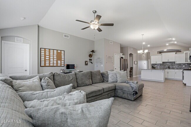 Building Photo - 13912 Loreina Luz Ave