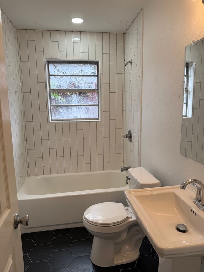 Building Photo - 1821 S Brookwood Dr