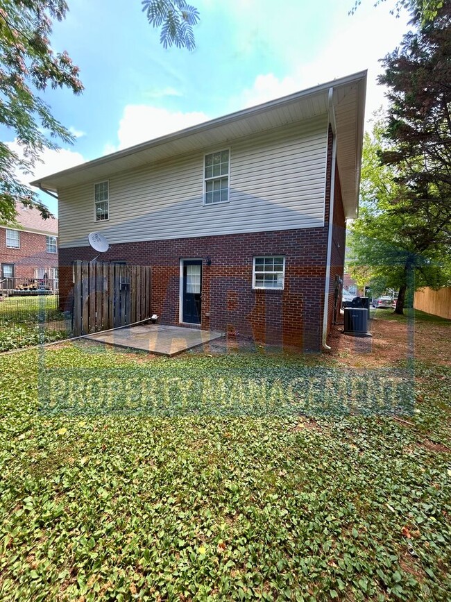 Building Photo - Brick Townhouse w/ 2 Bedrooms, 1.5 Bath wi...