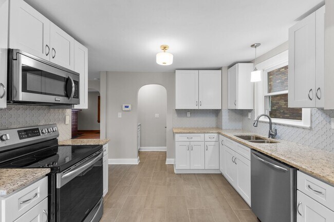 Building Photo - Charming 3-Bed Dutch Colonial with Modern Updates & Massive Yard – Minutes from German Village!