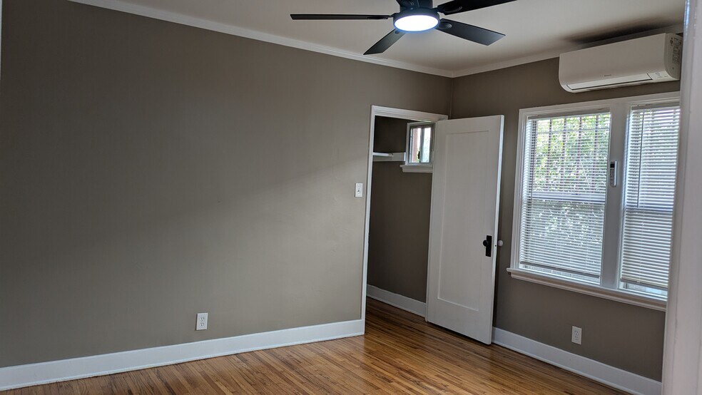 2 Large bedrooms - 2863 S Sycamore Ave
