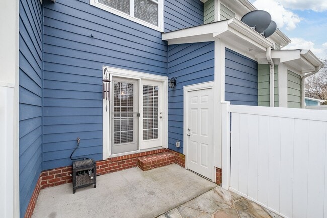 Building Photo - (Coming Soon) Newly Renovated Townhome Oas...