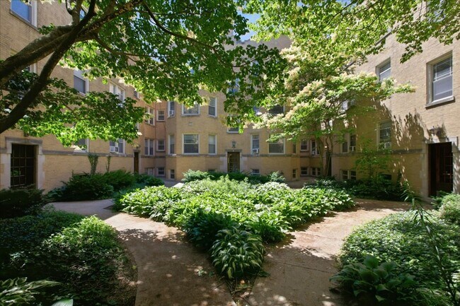 Building Photo - Large Studio in Andersonville