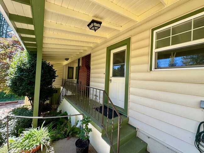 Building Photo - Welcome to this charming 2-bedroom, 2-bath...