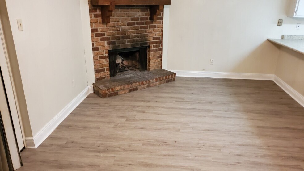 Building Photo - 311 Meadows Dr