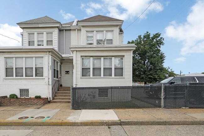 Building Photo - 3403 River Rd