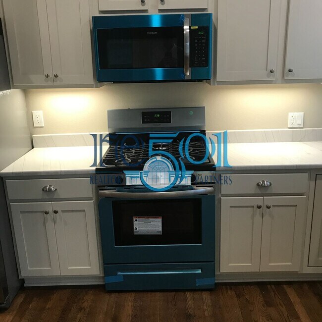 Building Photo - *New Price*  Newly Renovated Immaculate Co...