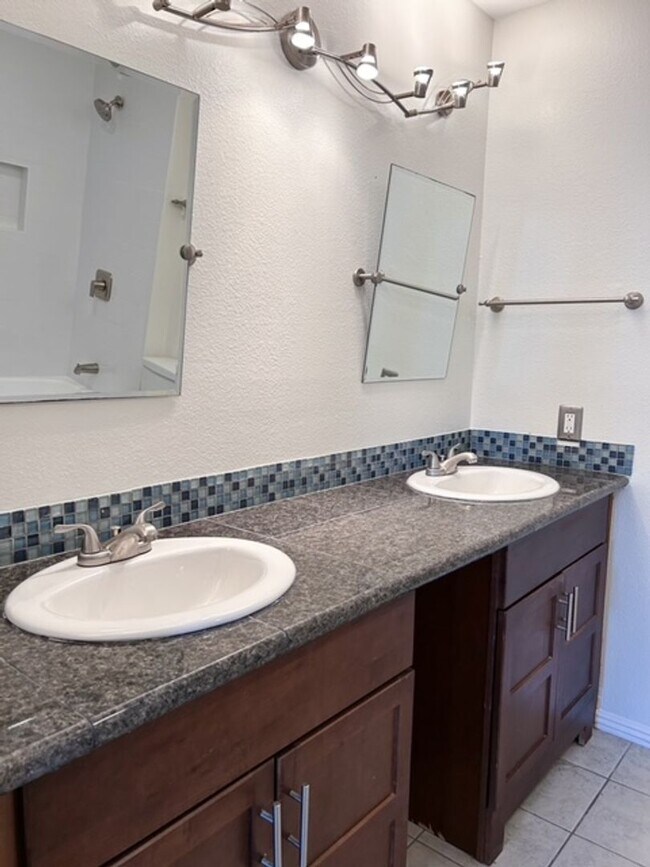 Building Photo - 3 Bedroom + 2.5 Bathroom Condo | Ralston Village Community | Ventura | Unfurnished