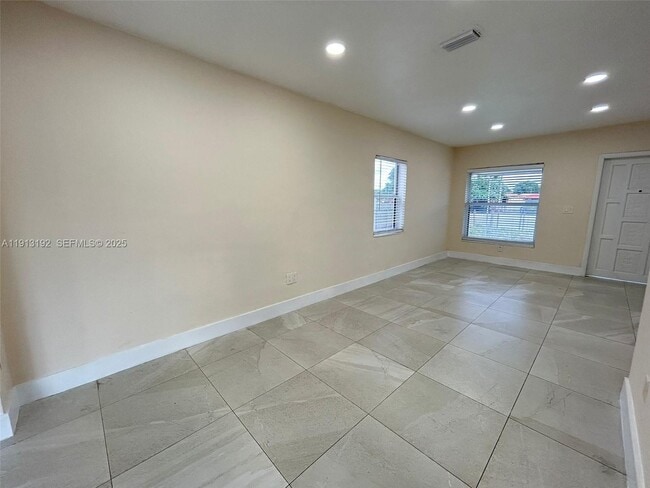 Building Photo - 610 E 8th Ave