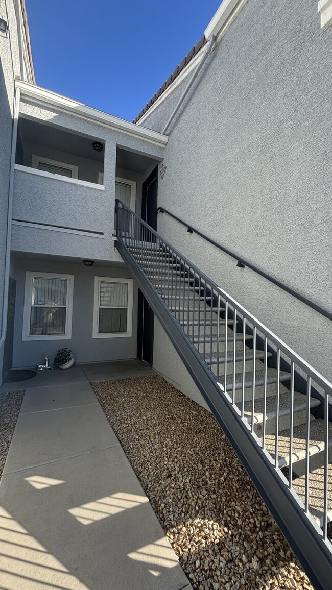 Building Photo - 1 Bed 1 Bath with ALL Appliances