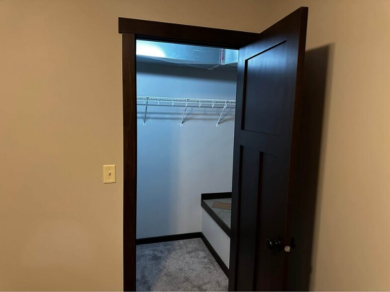 Building Photo - 1042 E Madison St