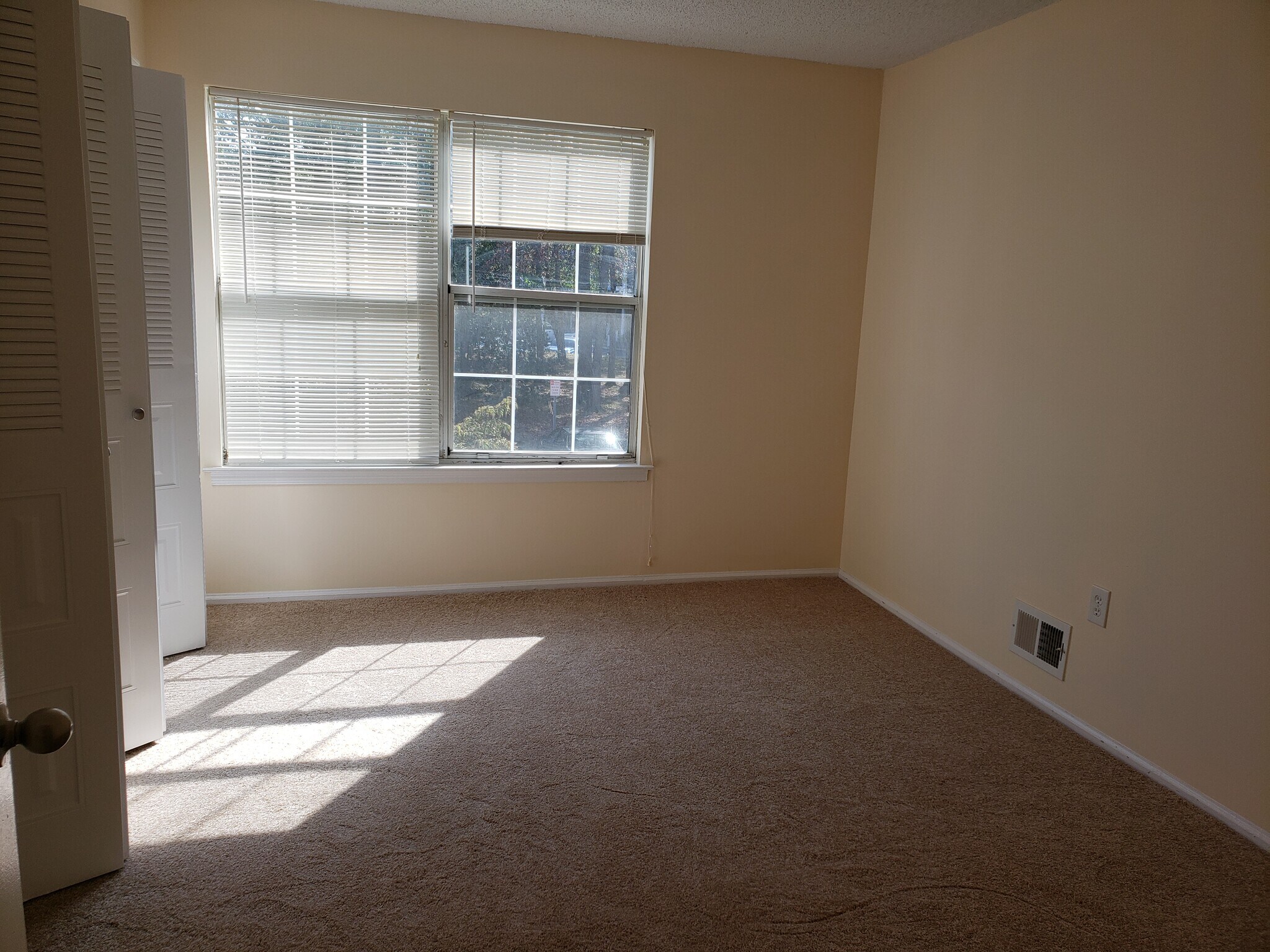 Building Photo - 8 Holly Ct