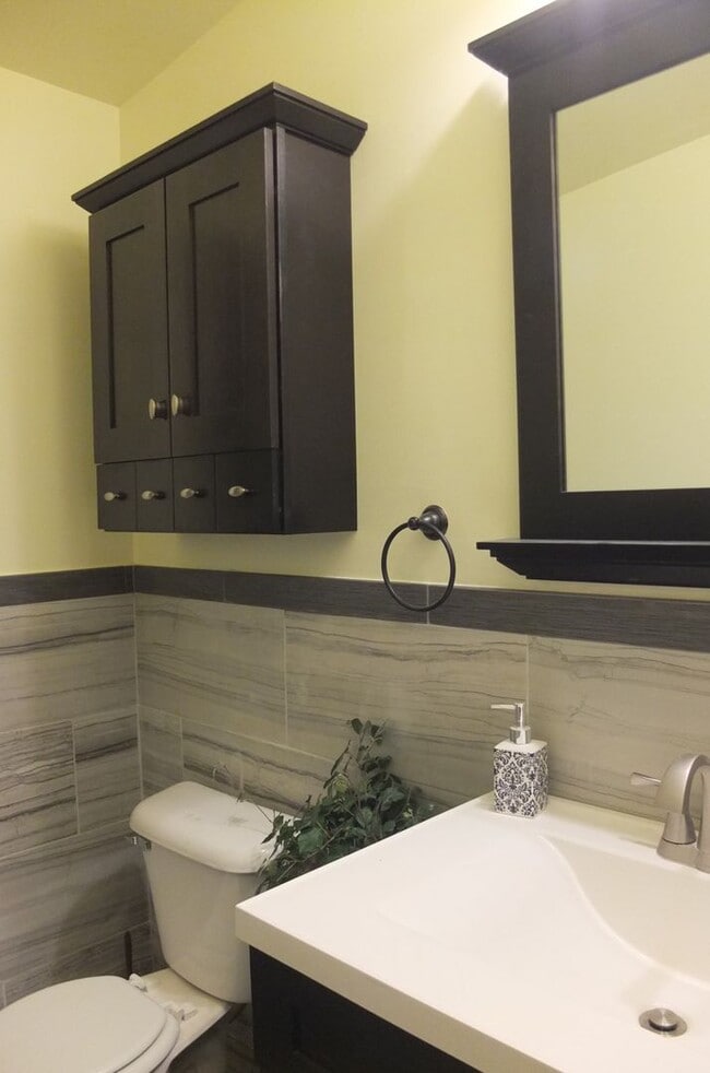 Building Photo - Beautiful Renovated Four bedroom Townhome