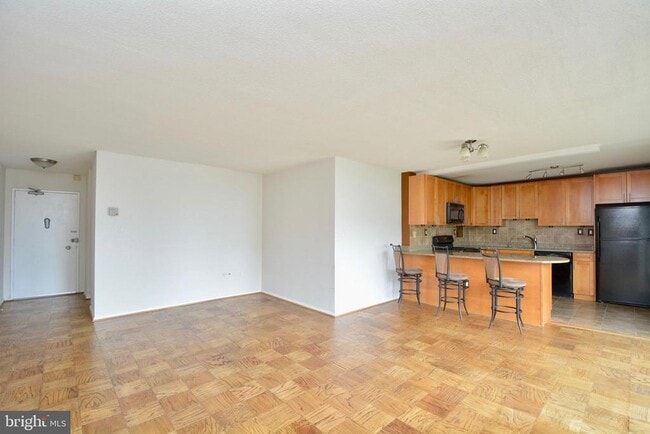 Building Photo - 4600 S Four Mile Run Dr