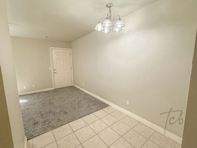 Building Photo - 912 S Wood Ave