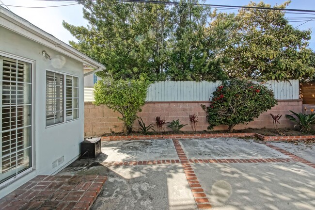 Building Photo - REMODELED, BRIGHT & AIRY, 4BR3BA HOME W/ G...