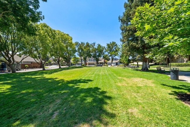 Building Photo - 3916 Promenade Way