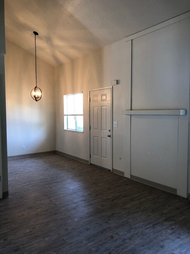 Building Photo - 2348 Pinedale Ave