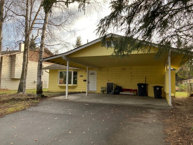 Building Photo - 3 Bedroom Ranch Style Home in Rogers Park!