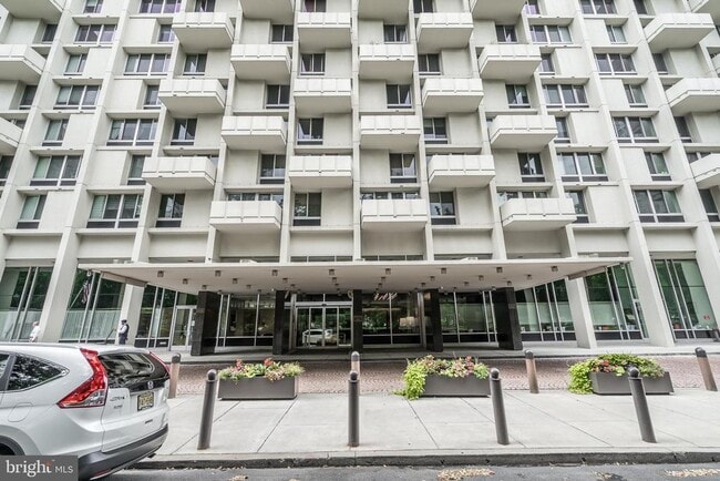 Building Photo - 604 S Washington Square