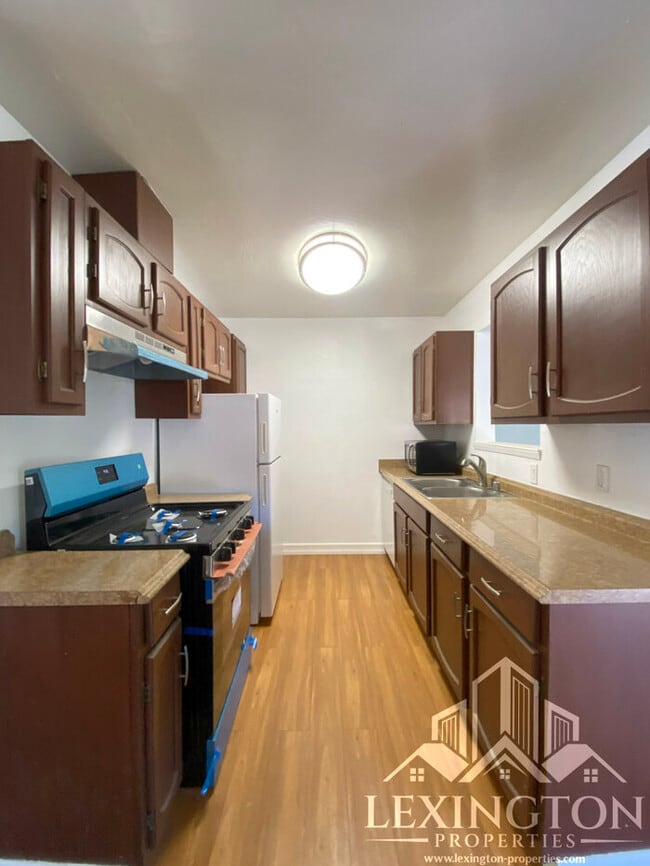 Building Photo - Spacious, 3BD/1BA, Home with Office in Car...