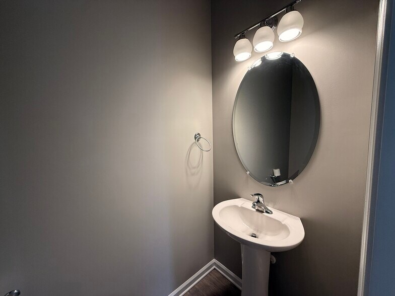 Building Photo - 270 Mabdarin Dr