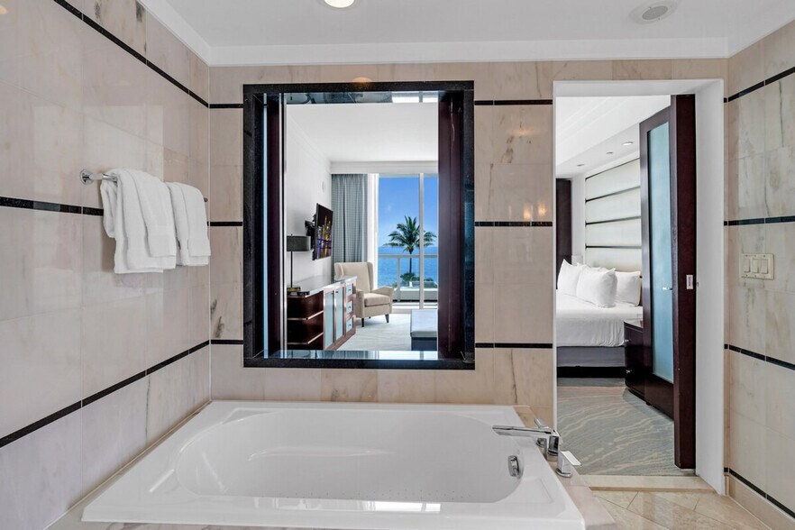Building Photo - 4385 Collins Ave