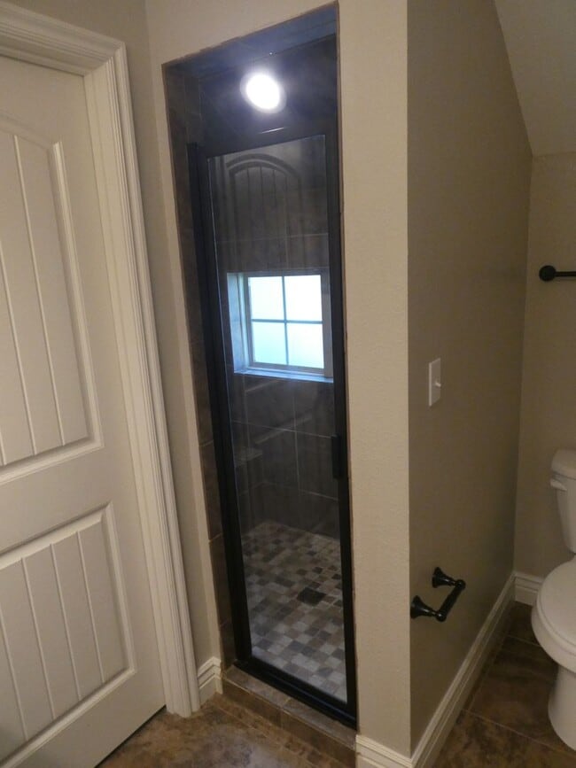 Building Photo - Two-story cottage with 3 bedrooms and 2-1/...