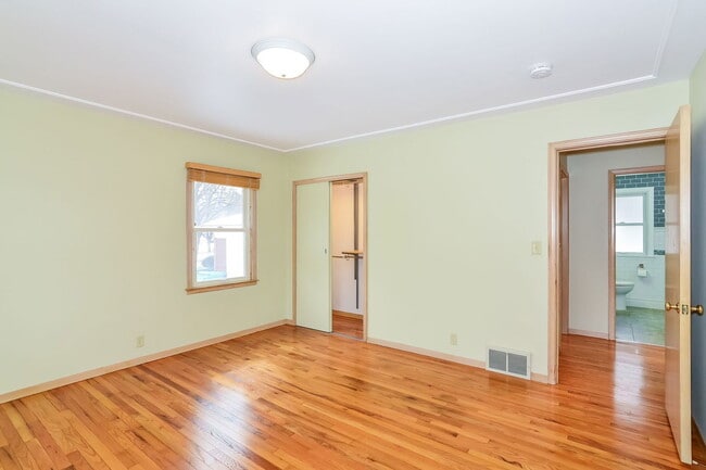 Building Photo - 2420 Sumter Ave S