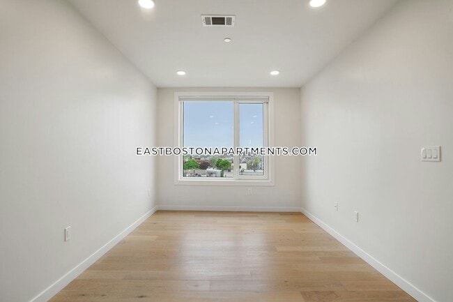 Building Photo - 194 Sumner St