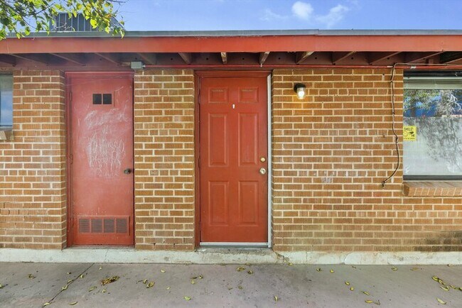 Building Photo - 1662 N Beverly Ave