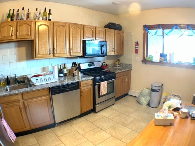 Building Photo - 830 Parker St